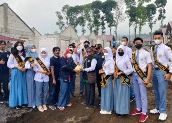 MKKS SMK Swasta Sidoarjo Beri Bantuan Kepada Warga Terdampak Erupsi Gunung Semeru