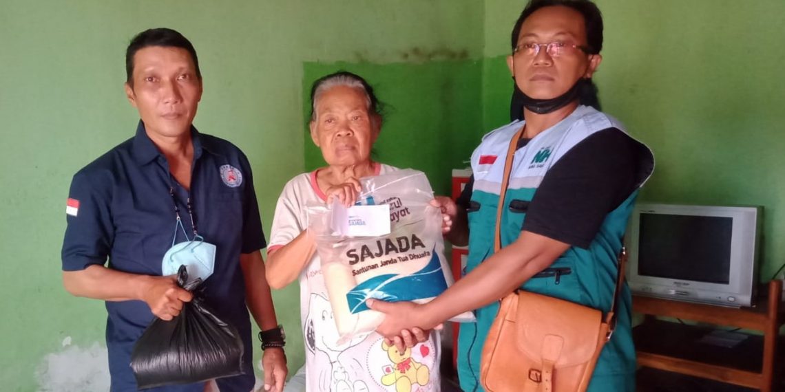 Aksi ‘Sajadah’ Laznas Nurul Hayat dan FRB Sasar Janda Tua Dhuafa Rogojampi