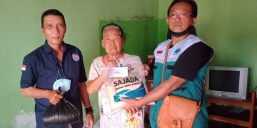 Aksi ‘Sajadah’ Laznas Nurul Hayat dan FRB Sasar Janda Tua Dhuafa Rogojampi