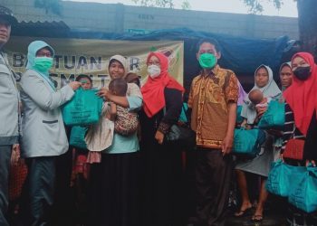Smelting Bagikan Bingkisan Sembako kepada Keluarga Anak Jalanan