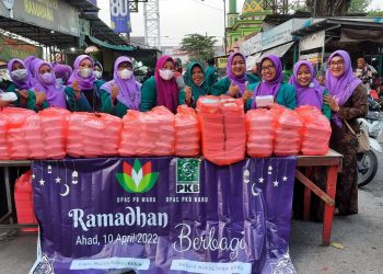 Bagikan Takjil, PAC PKB Waru Bersinergi DPAC Perempuan Bangsa Waru Siap Hadir Di Tengah Masyarakat