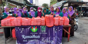 Bagikan Takjil, PAC PKB Waru Bersinergi DPAC Perempuan Bangsa Waru Siap Hadir Di Tengah Masyarakat