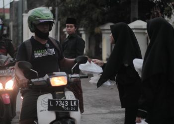 FOKSMA Aliyamahika Bagi-Bagi Takjil, Bersinergi Wali Santri, Siswa Dan Para Alumni