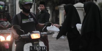 FOKSMA Aliyamahika Bagi-Bagi Takjil, Bersinergi Wali Santri, Siswa Dan Para Alumni