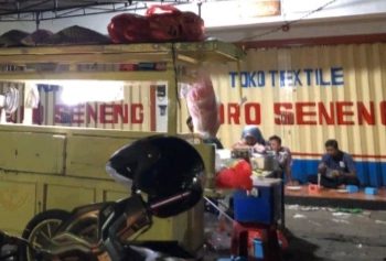 Kuliner Malam Nasi Pecel di Tengah Kota yang selalu Ramai