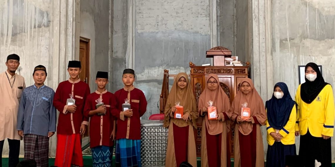 Berkah Ramadan, Smamio-Lazismu GKB Bagikan Al Quran ke MTs Muhammadiyah Wotan, Panceng