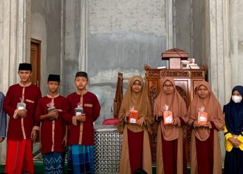 Berkah Ramadan, Smamio-Lazismu GKB Bagikan Al Quran ke MTs Muhammadiyah Wotan, Panceng