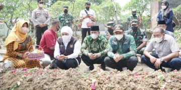 Gubernur Khofifah Takziyah Korban Penembakan KKB Papua