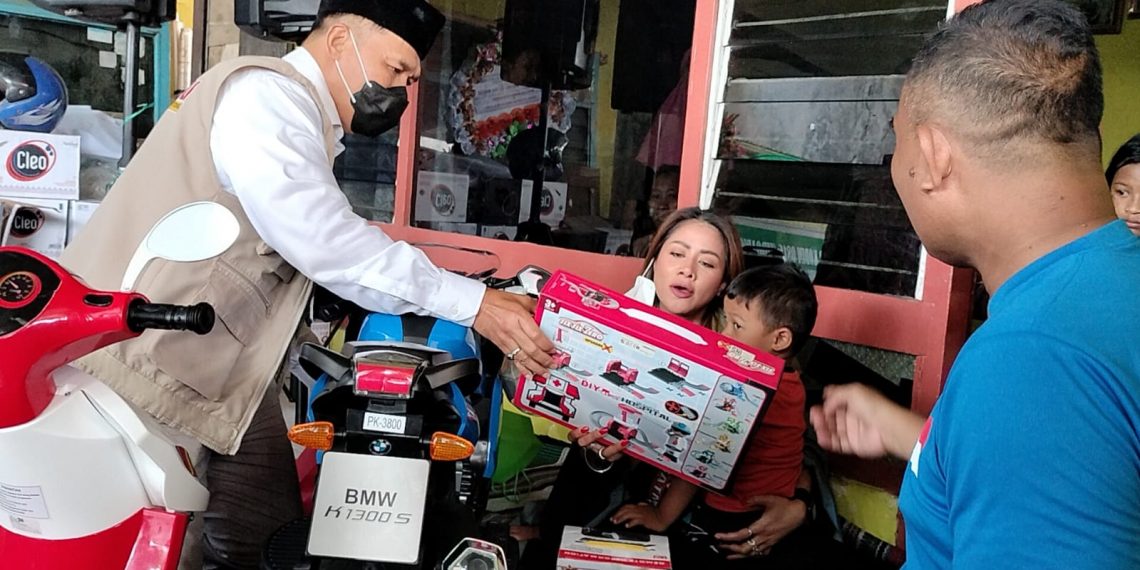 BHS Beserta Istrinya Bantu Mainan dan Beri Semangat Keluarga Almarhum Sertu Eka Andriyanto Hasugian