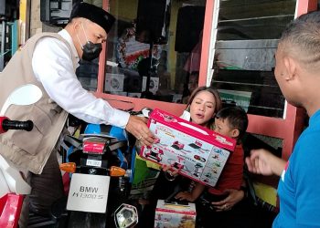 BHS Beserta Istrinya Bantu Mainan dan Beri Semangat Keluarga Almarhum Sertu Eka Andriyanto Hasugian