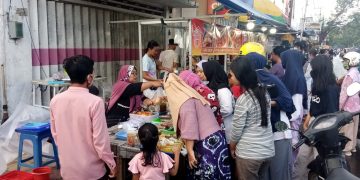 Berkah Ramadan, Jalanan Masjid Rogojampi Ramai Lapak Takjil
