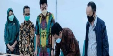 Dirut Radar Jatim Multimedia menandatangani MoU bersama UINSA Surabaya. (Foto: Redho Fitriyani)