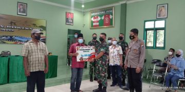 Perkuat Modal Usaha, Kodim 0826 Pamekasan Salurkan Bantuan untuk PKL dan Nelayan