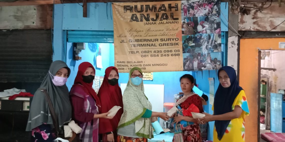 Pengurus Anjal Gubernur Suryo Bagikan Takjil dan Pakaian Layak Pakai