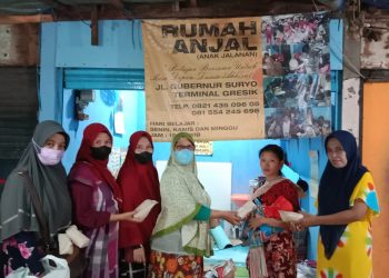 Pengurus Anjal Gubernur Suryo Bagikan Takjil dan Pakaian Layak Pakai