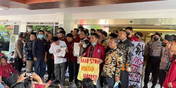 Ratusan Mahasiswa Penuhi Kantor Dewan Tuntut Tolak Penundaan Pemilu 2024