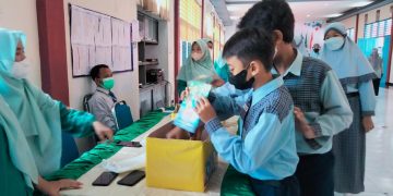 Keren, Siswa SD Berlian Gresik Sedekah Buku saat Ramadan