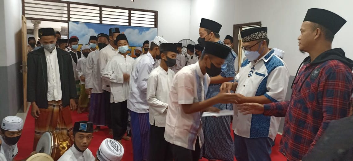 Kadin Gresik Bagikan Paket Sembako untuk Yatim dan Dhuafa