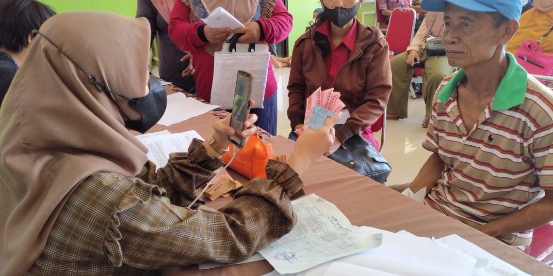 Ribuan Warga Sidoarjo Terima BLT Minyak Goreng Rp 100 Ribu per Bulan