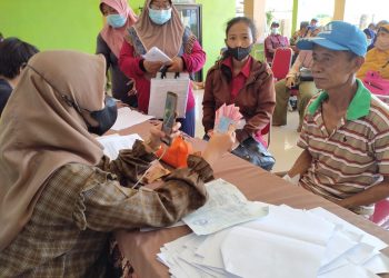 Ribuan Warga Sidoarjo Terima BLT Minyak Goreng Rp 100 Ribu per Bulan