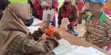 Ribuan Warga Sidoarjo Terima BLT Minyak Goreng Rp 100 Ribu per Bulan