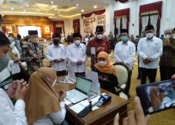 Gubernur Khofifah Serahkan Zakat ke Baznas Jatim