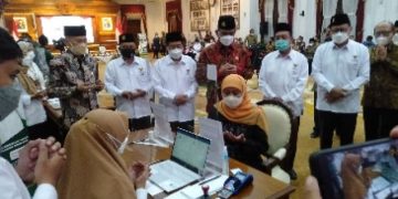 Gubernur Khofifah Serahkan Zakat ke Baznas Jatim