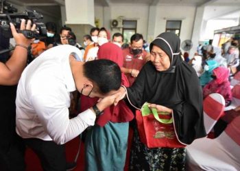 Wali Kota Eri Cahyadi Saksikan Langsung Penyaluran BLT di Kecamatan Rungkut