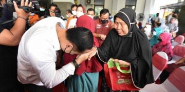 Wali Kota Eri Cahyadi Saksikan Langsung Penyaluran BLT di Kecamatan Rungkut