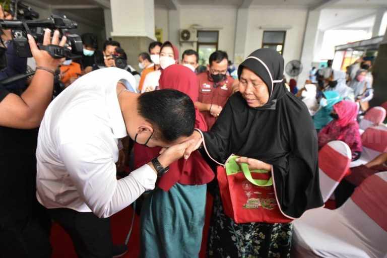 Wali Kota Eri Cahyadi Saksikan Langsung Penyaluran BLT di Kecamatan Rungkut