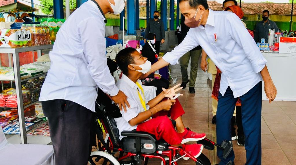 Presiden Serahkan BLT Minyak Goreng Program Kemensos Untuk Warga Jawa Timur