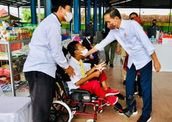 Presiden Serahkan BLT Minyak Goreng Program Kemensos Untuk Warga Jawa Timur