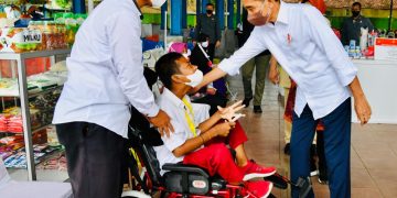 Presiden Serahkan BLT Minyak Goreng Program Kemensos Untuk Warga Jawa Timur