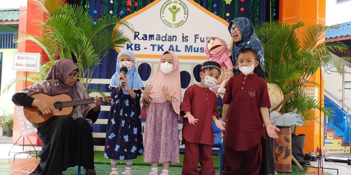 KB-TK Al Muslim Ajarkan Makna Idul Fitri dan Silaturrahmi Melalui Ustazah Berkisah ‘Indahnya Lebaranku’