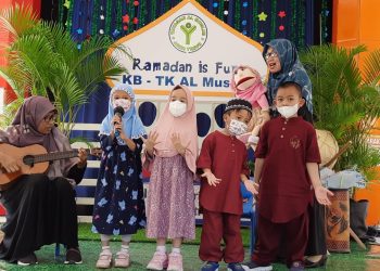 KB-TK Al Muslim Ajarkan Makna Idul Fitri dan Silaturrahmi Melalui Ustazah Berkisah ‘Indahnya Lebaranku’