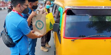 PWI Sidoarjo Berbagi Sembako Kepada Para Sopir Angkot