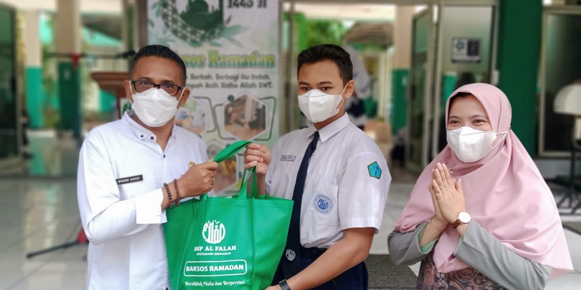 SMP Al Falah Deltasari Gelar Bakti Sosial Serahkan 258 Paket Sembako