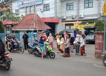 Kartini-Kartini SMK Senopati Berbagi Takjil Untuk Berbuka Warga Yang Dalam Perjalanan