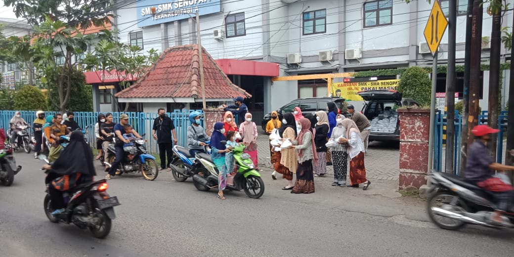 Kartini-Kartini SMK Senopati Berbagi Takjil Untuk Berbuka Warga Yang Dalam Perjalanan