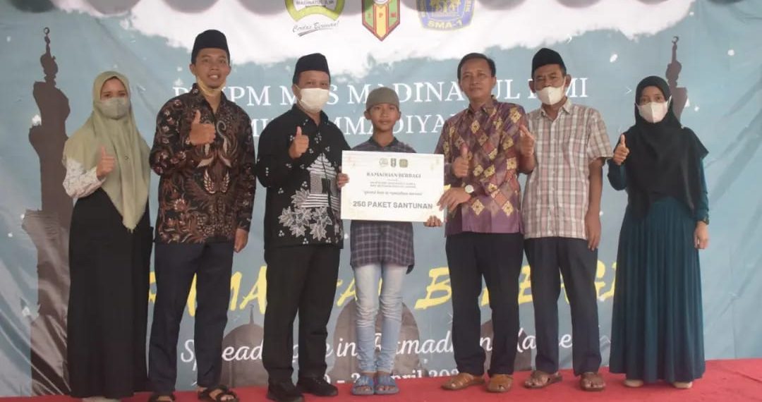 Ketika Santri MBS Madinatul Ilmi Mengasah Kecerdasan Intelektual Plus Akhlak lewat Aksi Sosial Santunan Anak Yatim dan Duafa