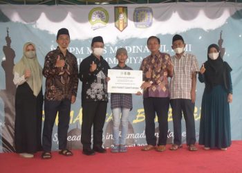 Ketika Santri MBS Madinatul Ilmi Mengasah Kecerdasan Intelektual Plus Akhlak lewat Aksi Sosial Santunan Anak Yatim dan Duafa
