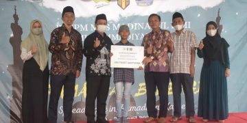 Ketika Santri MBS Madinatul Ilmi Mengasah Kecerdasan Intelektual Plus Akhlak lewat Aksi Sosial Santunan Anak Yatim dan Duafa