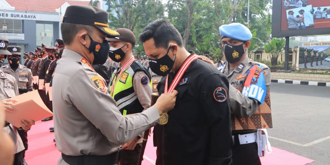 Kapolrestabes Surabaya Berikan Reward kepada Ratusan Anggota Berprestasi dan Tiga Warga Sipil