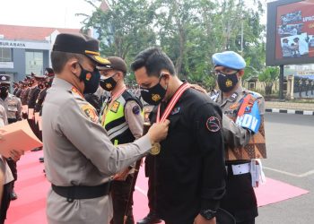 Kapolrestabes Surabaya Berikan Reward kepada Ratusan Anggota Berprestasi dan Tiga Warga Sipil