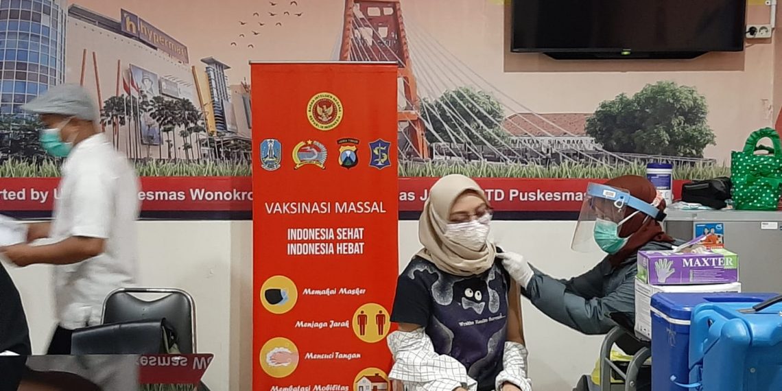 Ratusan Pengunjung Royal Plaza Mendapat Vaksin dari Puskesmas Ngagelrejo dan BIN