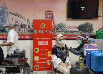 Ratusan Pengunjung Royal Plaza Mendapat Vaksin dari Puskesmas Ngagelrejo dan BIN