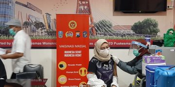 Ratusan Pengunjung Royal Plaza Mendapat Vaksin dari Puskesmas Ngagelrejo dan BIN