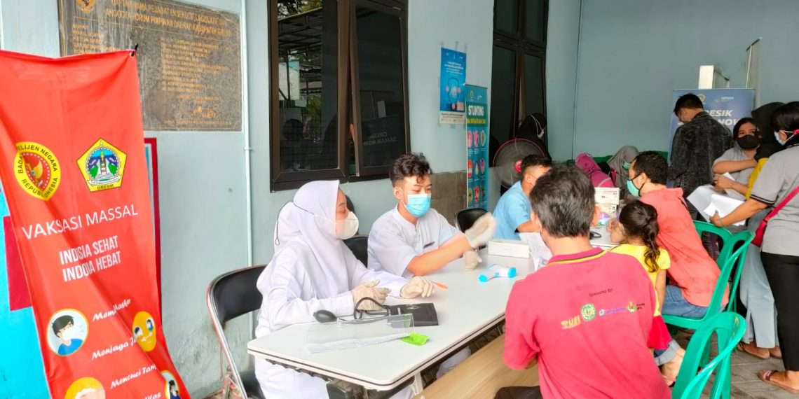 Manfaatkan Pengunjung Malem Selawe, Puskesmas Kebomas-BIN Buka Layanan Vaksin