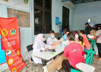 Manfaatkan Pengunjung Malem Selawe, Puskesmas Kebomas-BIN Buka Layanan Vaksin