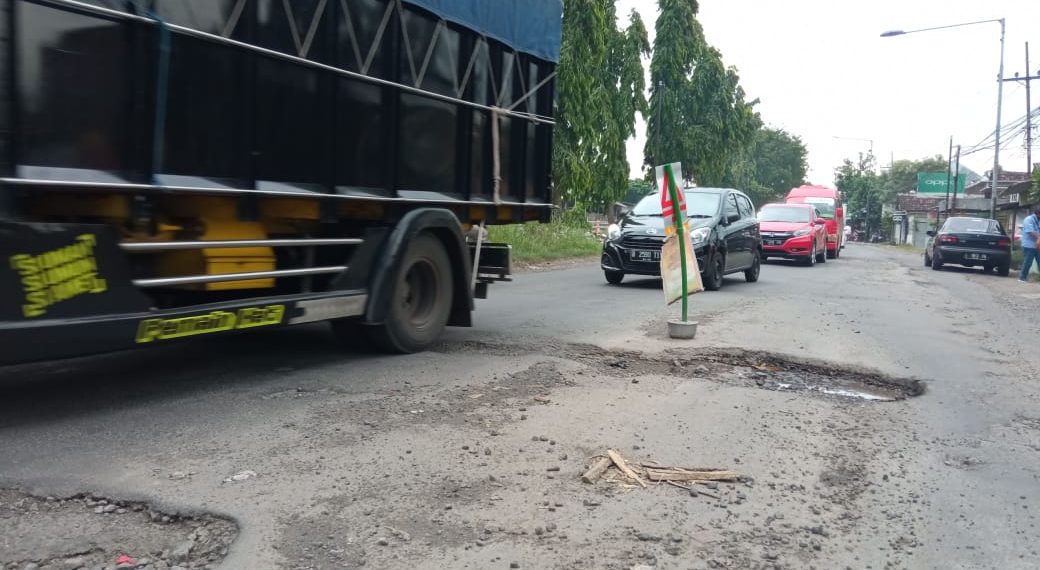 Berkali-kali Timbulkan Kecelakaan, Jalan Raya Kepadangan Belum Juga Diperbaiki